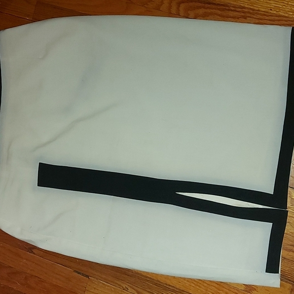 Black& White Pencil Skirt w/ Slit - Picture 2 of 3